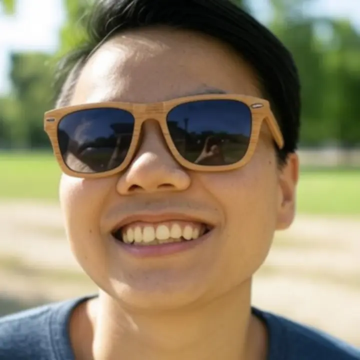 Klientka korzystająca z ekologicznego akcesorium w codziennym życiu.